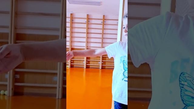 Хореография для фигурного катания. Группа малышей. Учим позиции рук. смотреть онлайн