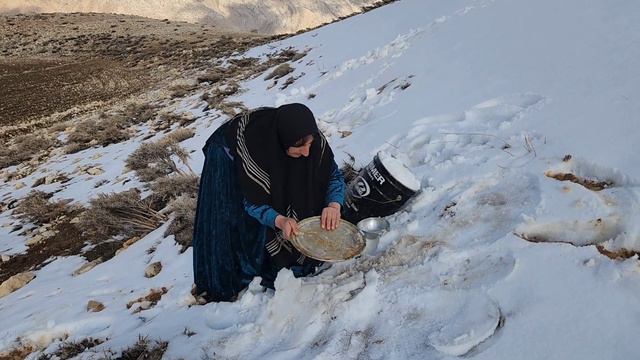 Behind-the-scenes heroism of a nomadic mother and her genius effort to keep her children alive смотреть онлайн