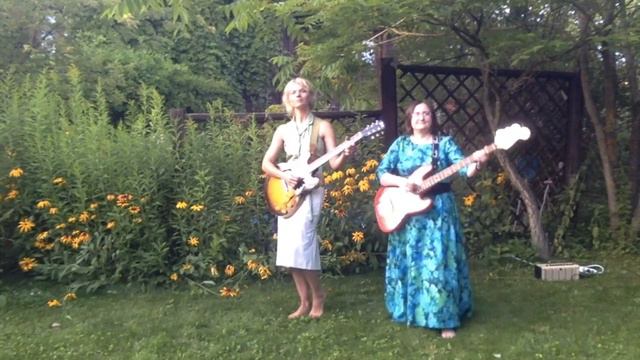 "Прогулка" - Мария Захарова и Вероника Ильинская смотреть онлайн