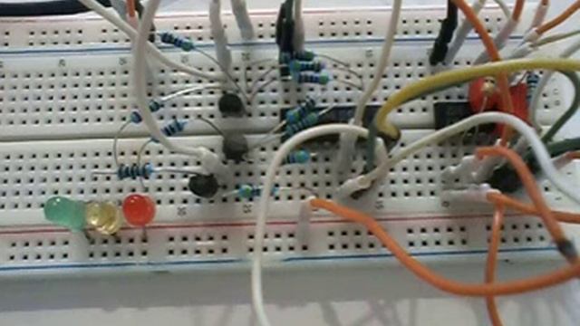 Светофор на К561ИЕ9 и К561ЛА7 на макетке. смотреть онлайн