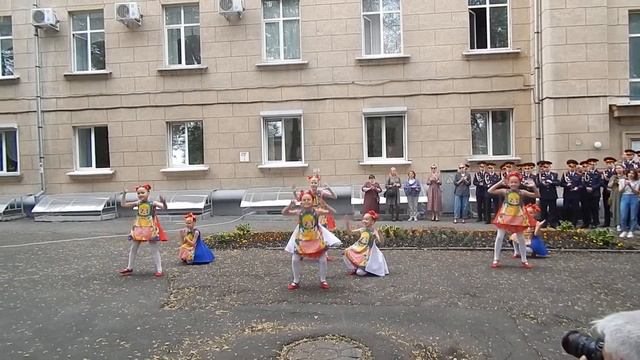 Сувенирная плясовая. Коллектив современного танца "Кураж", Кемерово. смотреть онлайн