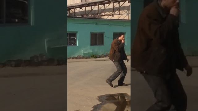 Суровый Челябинский танцор курит зажигалку!))) смотреть онлайн