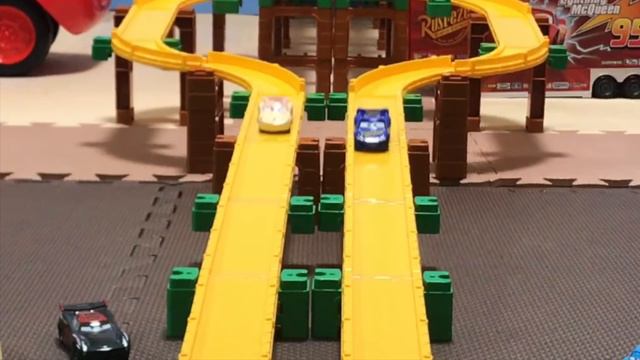 Race : Lightning McQueen VS Cruz Ramirez Thomasville Paint : Disney Pixar : TOMICA смотреть онлайн