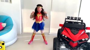 Алиса как супергерой и показывает примеры правильного поведения Принцессам Диснея