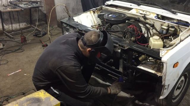 Ремонт ВАЗ 2107 (день второй). Замена рамки радиатора, крыла фартука. смотреть онлайн