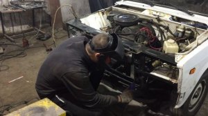 Ремонт ВАЗ 2107 (день второй). Замена рамки радиатора, крыла фартука.