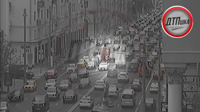 Байкер растолкал пробку смотреть онлайн