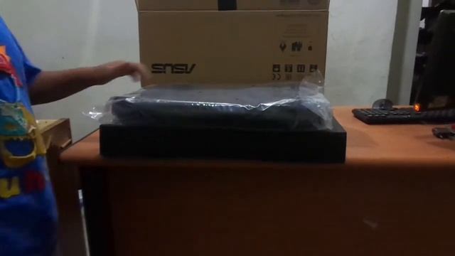Unboxing Laptop Asus X540Y, Amd E2-7110, RAM 4GB, HDD 500, Ati Radeon R2 смотреть онлайн