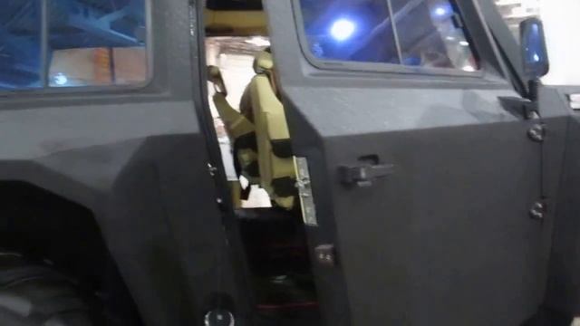 Девушка выбирает машину на выставке «Охота Рыбалка» 2016 — выставка в Крокус Экспо! смотреть онлайн