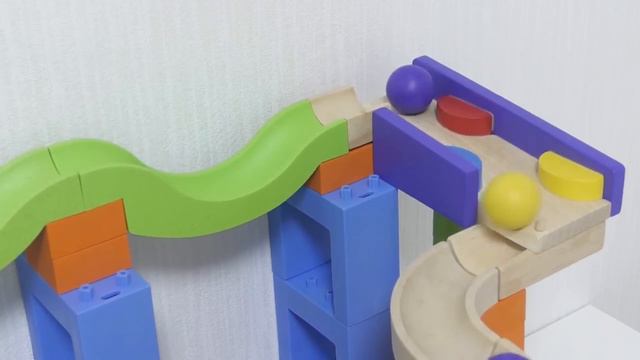 Шарики и кубики, шарики катаются по лабиринту из кубиков смотреть онлайн