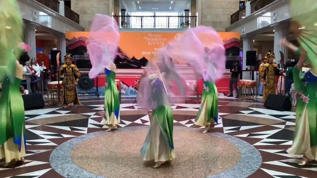 Китайский танец с большими веерами «Лотосы» смотреть онлайн