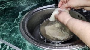 КАК  БЫСТРО  ОЧИСТИТЬ  И СВАРИТЬ  МЯГКИЕ  КАЛЬМАРЫ  ДЛЯ САЛАТА !