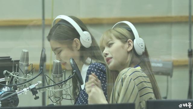 180618 블랙핑크(BLACKPINK) 뚜두뚜두 (DDU-DU DDU-DU) JENLISA Reaction 리액션 [수현의 볼륨을높여요] 4K 직캠 by 비몽 смотреть онлайн