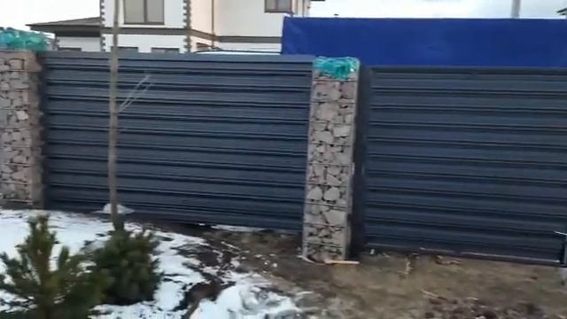 Распашные ворота, ГОРИЗОНТАЛЬНЫЙ металлоштакетник. Габионы с декоративной подсветкой. Всеволожск. смотреть онлайн