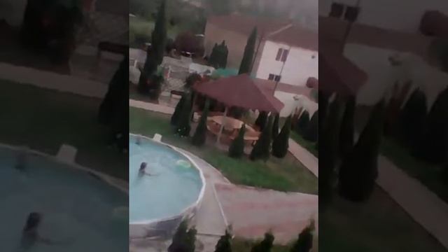 Сестра купается в бассейне. смотреть онлайн