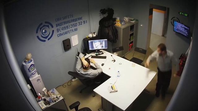 Охраннику Дарье зашили штаны смотреть онлайн