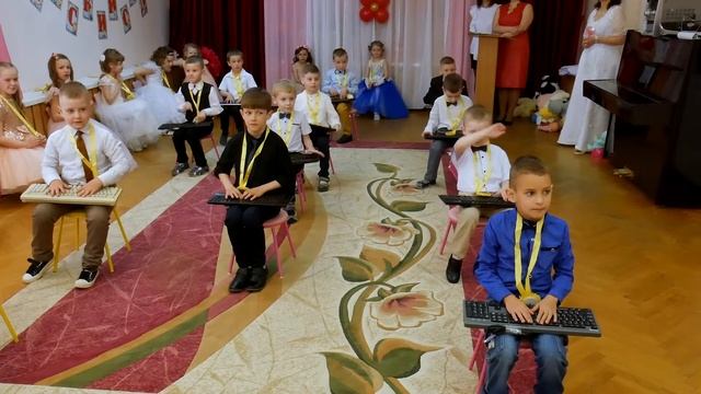Танец программистов на выпускном балу в саду. смотреть онлайн