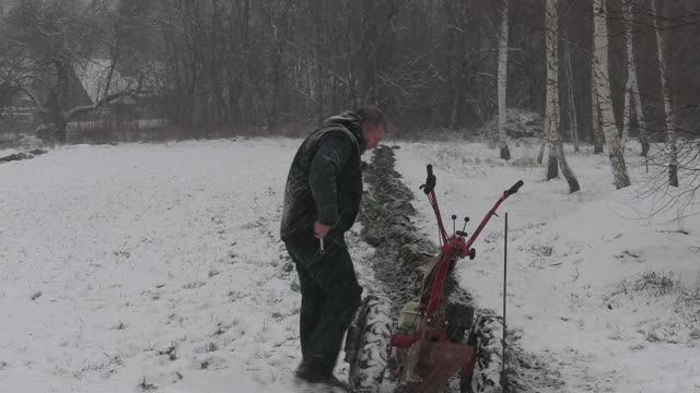 Вспашка озимых по снегу. Кривой плуг. Реакция людей на команды. MRL шины МТЗ Weima WM188F 13л/с