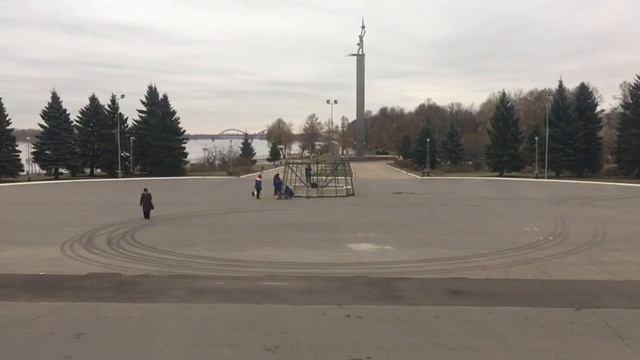 В Рыбинске начали устанавливать новогодние елки смотреть онлайн