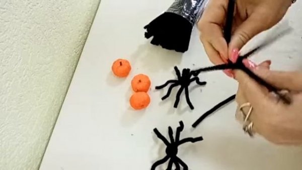 Паук из синельной проволоки