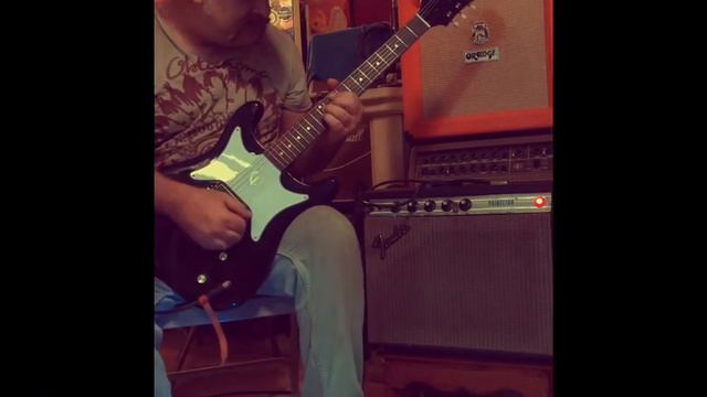 Filthy Fuzzracious Fender Friday! 1971 Princeton Epiphone Coronet Reissue MxR Submachine Fuzz смотреть онлайн