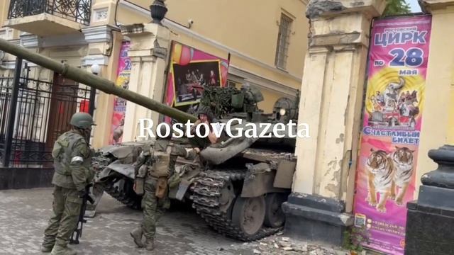 В ростове танк застрял в воротах цирка смотреть онлайн