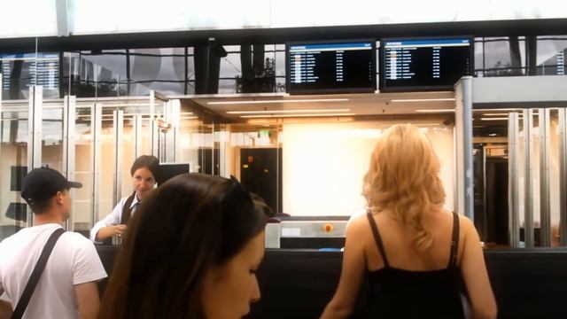 Скандал в Аэропорту. Тетку не пустили в самолет из-за долгов по квартплате смотреть онлайн