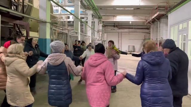 Неожиданный, приятный сюрприз на рабочем месте для Нины Дмитриевны от любимых подружек! (г. Каменка смотреть онлайн