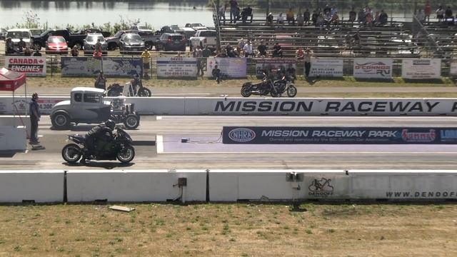 H2R Kawasaki vs 900hp Muscle Car - drag racing смотреть онлайн