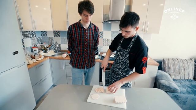 Готовим толстую пиццу с пепперони, ветчиной и грибами дома смотреть онлайн