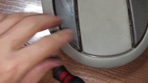 Как снять передний плафон Додж Караван 2005 г. Как поменять лампочку в переднем плафоне,  сал. свет