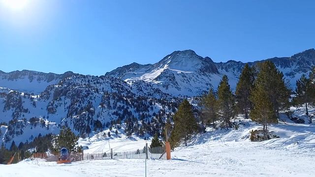 Grau Roig ski resort in Grandvalira in the Principality of Andorra смотреть онлайн