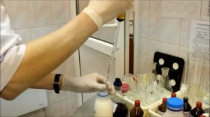 Проверка молока в лаборатории