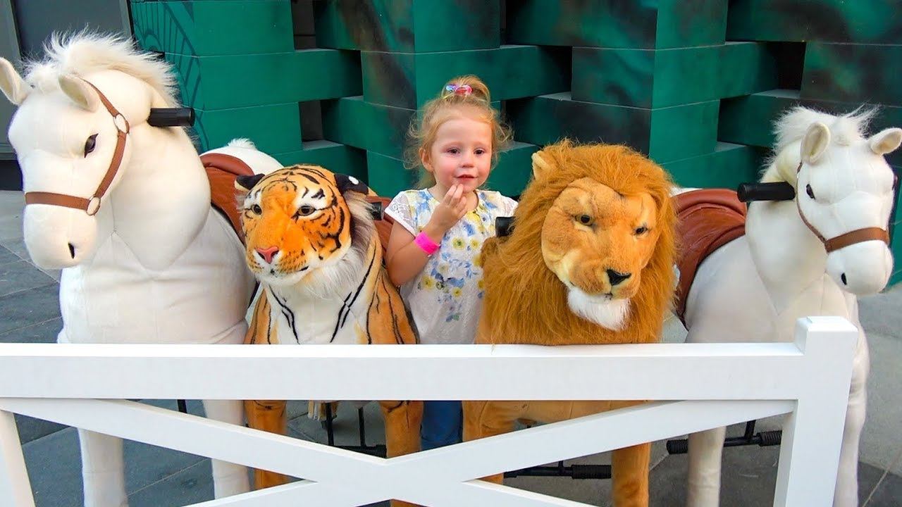 Настя играет в сюжетные игры в музее науки для детей смотреть онлайн