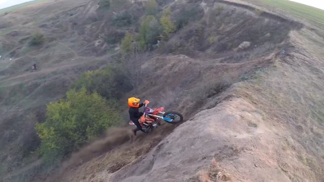 Вверх на пирамиду Kovi lite 250 vs Suzuki rmz450 падение смотреть онлайн