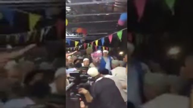 В Южном Казахстане люди целуют ноги самопровозглашенному "суфийскому шейху". смотреть онлайн