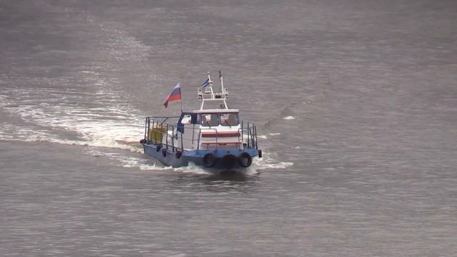 Спасательная лодка у дебаркадера ДБР-481 и другие суда смотреть онлайн