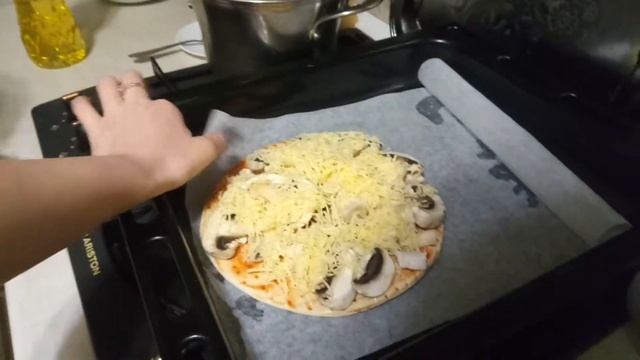 Самая вкусная пицца с грибами, филе, сыром и кетчупом Плюс ананас и майонез, попробуй приготовь смотреть онлайн