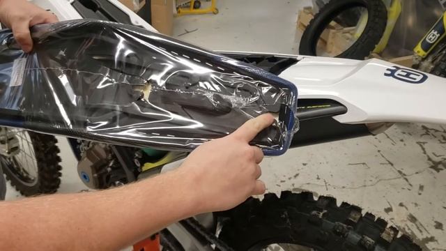 How to remove the side plate and seat on a 16-19 Husqvarna motorcycle смотреть онлайн