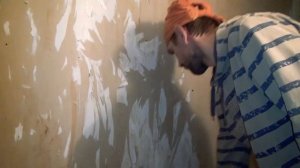 Как быстро снять старые флизелиновые обои со стен. И надо ли сдирать старые обои. Дача 64  16+