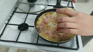 Роллтон на сковороде с тушёнкой. Быстрый рецепт для сытного обеда.