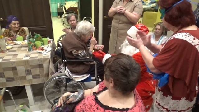 Дед Мороз раздает подарки смотреть онлайн