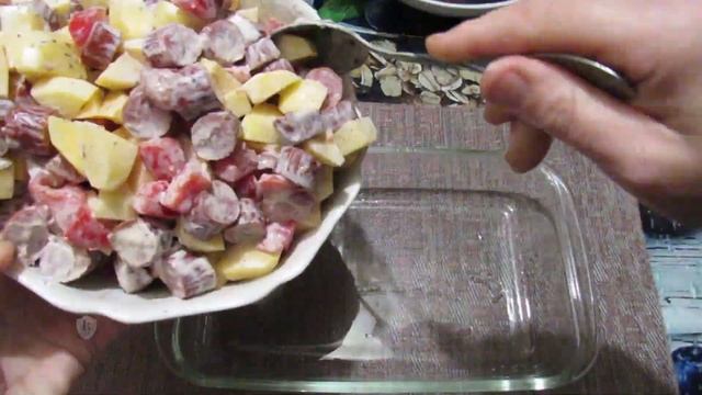 Картопля з ковбаскою запечена в духовці смотреть онлайн