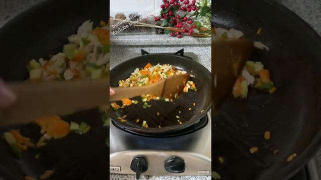 Жареный рис с курицей и овощами