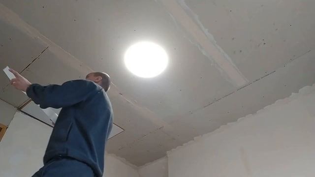 Заделка стыков гипсокартона на потолке при помощи ленты из стекловолокна . смотреть онлайн