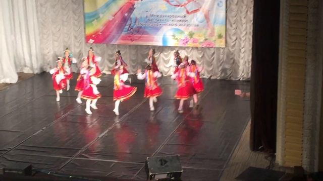 Закарпатский танец средняя возрастная группа танцевальный коллектив Огонёк руководитель Хромец Г.А смотреть онлайн
