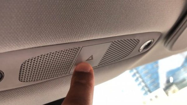 Tesla Model 3 – How to turn on/off hazard lights