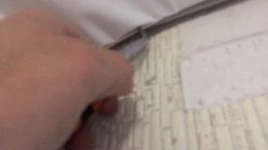 Как аккуратно освободить угол натяжного потолка от трубы отопления для замены стояка.