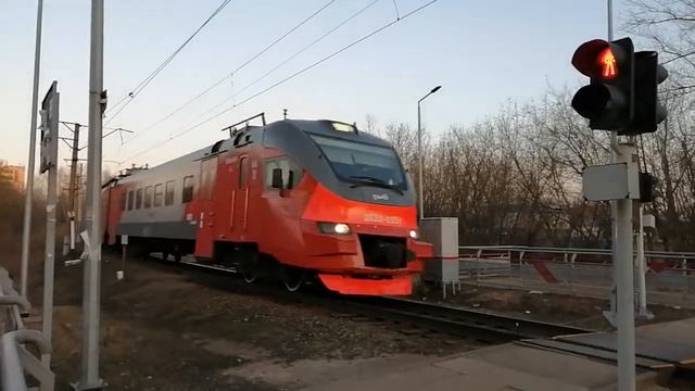 Электропоезд ЭП3Д-0051 с сообщением "Н.Новгород-Заволжье" проезжает через Ж/Д переход. смотреть онлайн