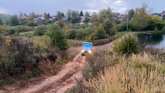 Безумие продолжается! Объезд пробки по бездорожью после дождя смотреть онлайн